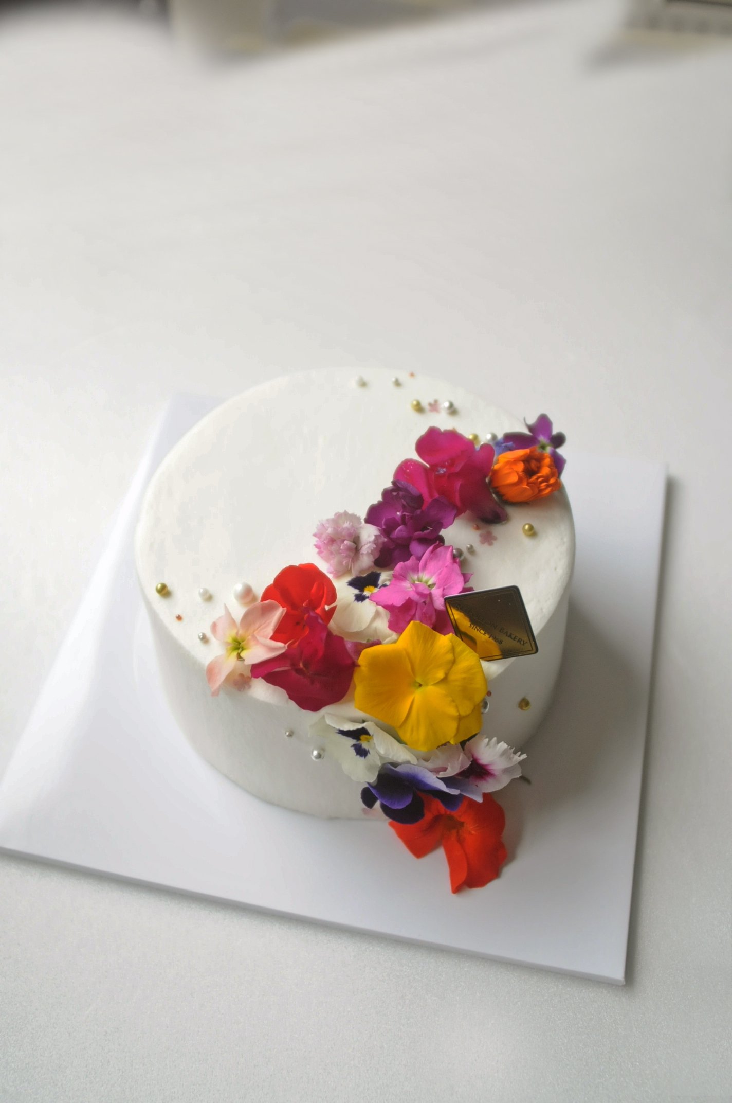 [33] Edible flower cake